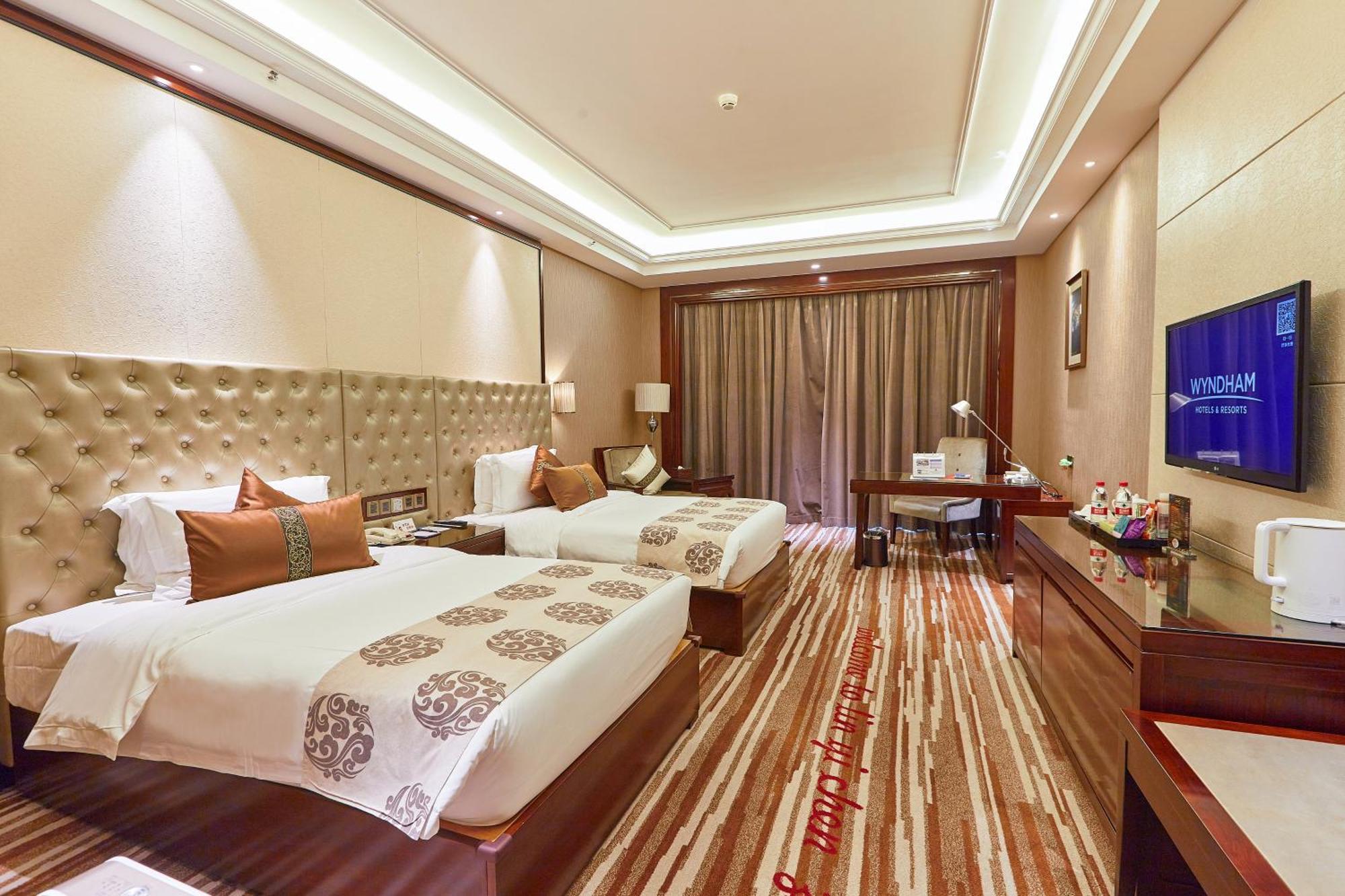 Отель Wyndham Grand Plaza Royale Chenzhou Экстерьер фото