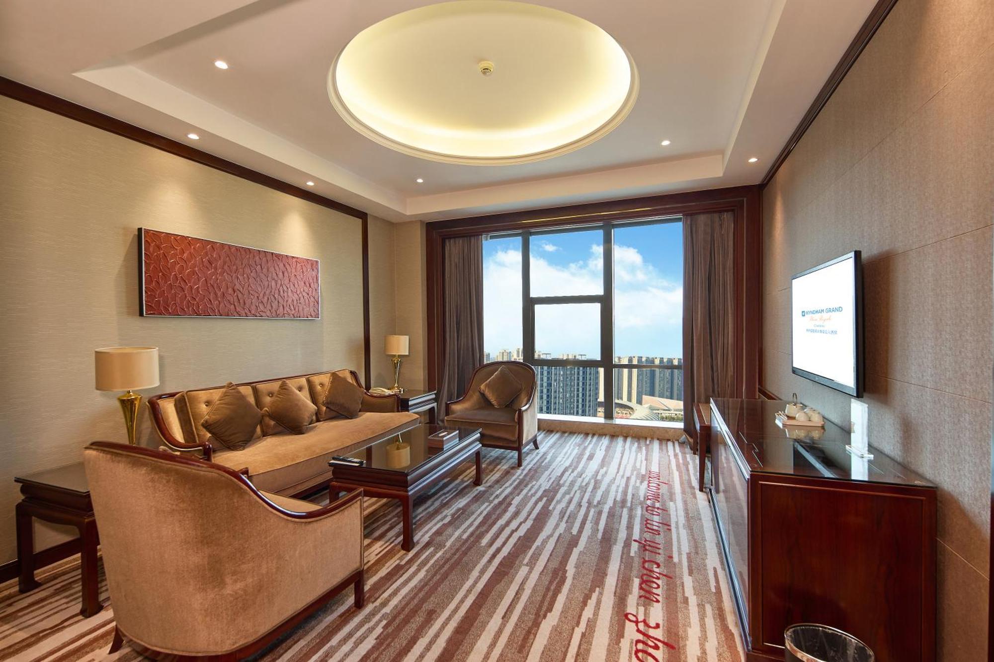 Отель Wyndham Grand Plaza Royale Chenzhou Экстерьер фото